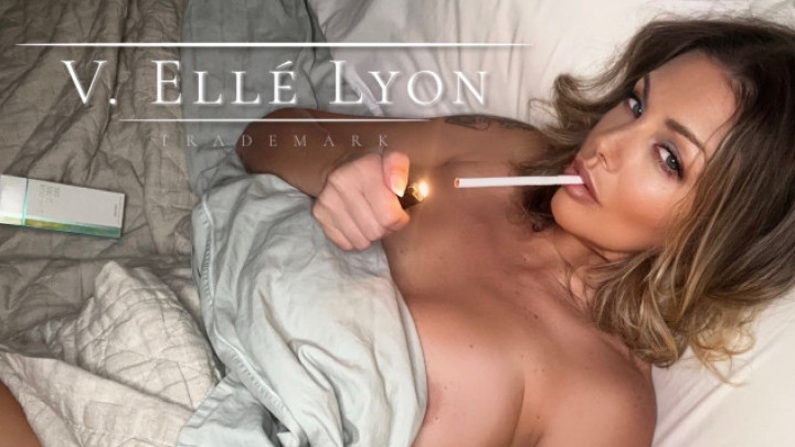 Elle Lyon:Elle Lyon's Morning Masturbation