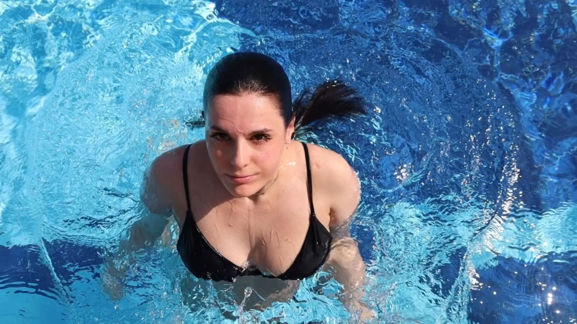 Roni_Tailed:THE GODDESS SWIMS IN THE POOL AND RUNS ON THE BEACH