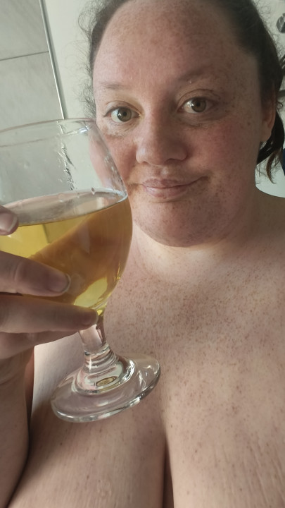 Bbwbabe24:Watch me fill a container of pee and pour over my boobs