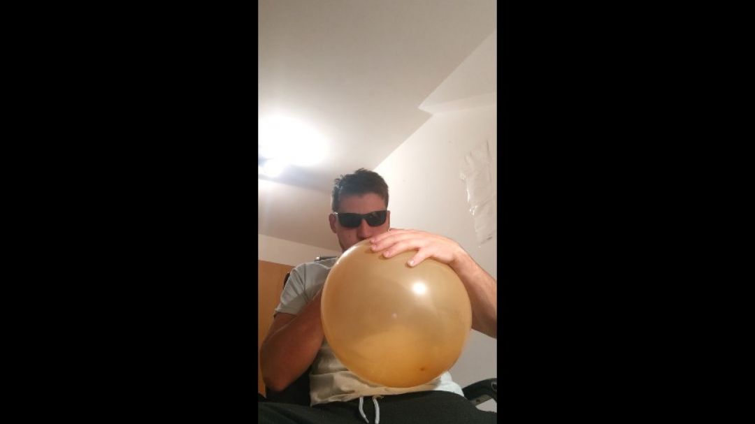Andilooner:Balloon blowing