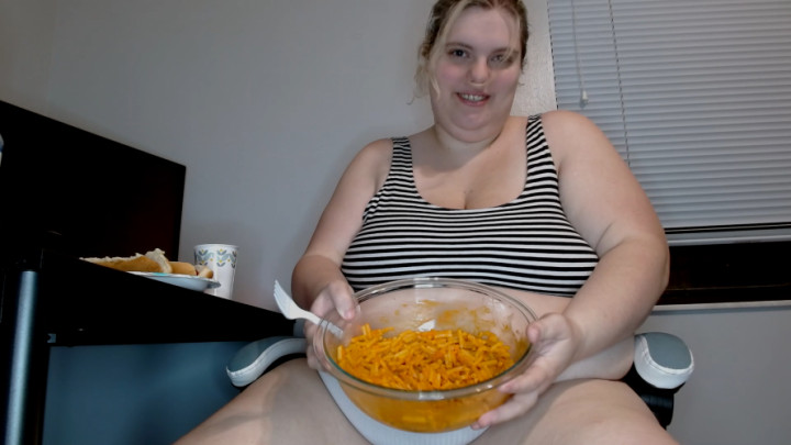 Ronnie Maes SSBBW:Mac n' Cheese &amp;amp; Glizzy Stuffing Mukbang