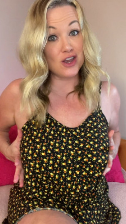 vegasbecky:Best Friend's StepMom Seduced Me