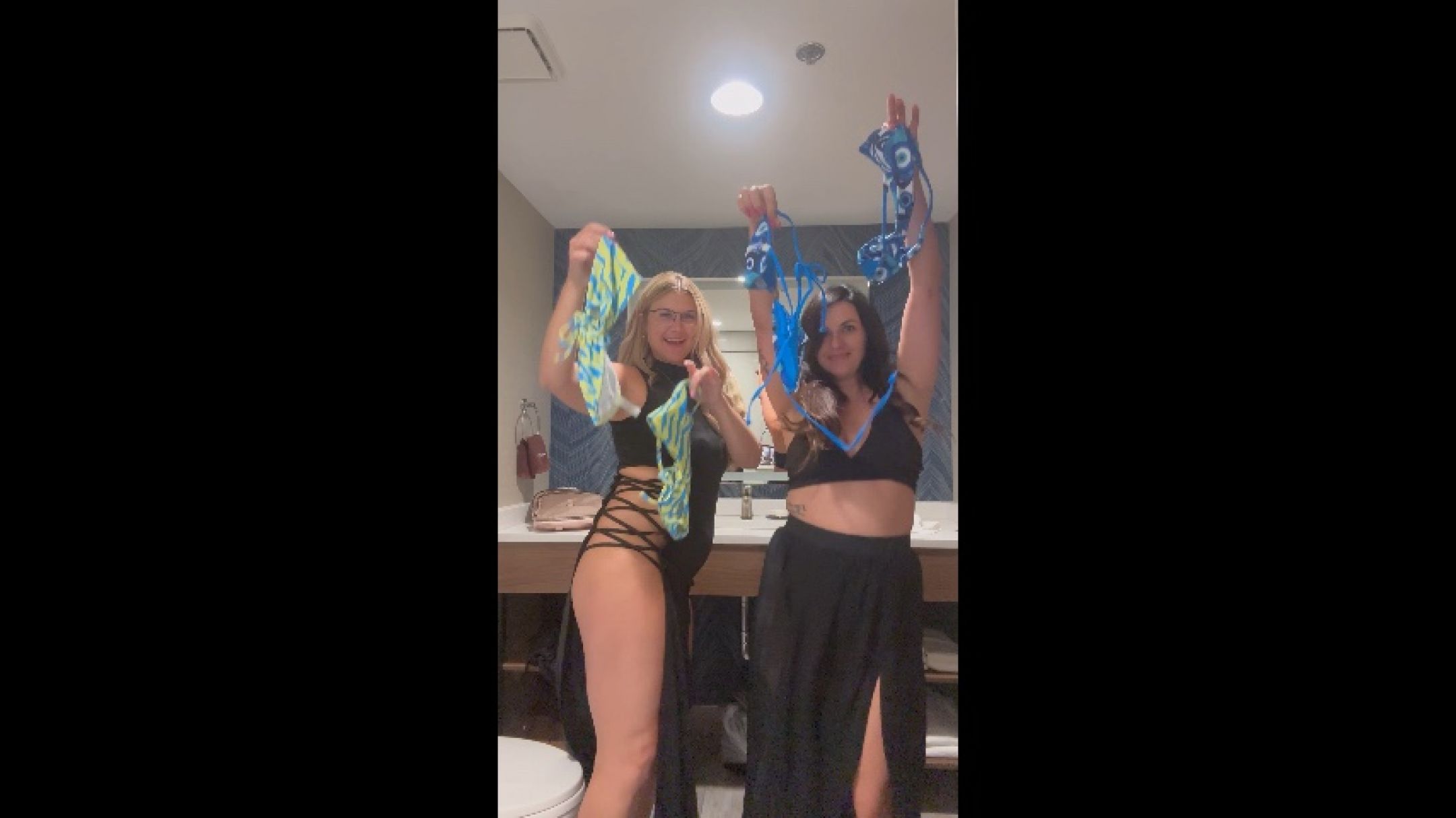 barefootmamamn:Get ready for the hot tub with us @super_livvy
