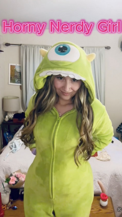 Luna9292rose:Nerdy Girl Super Horny in her pajamas
