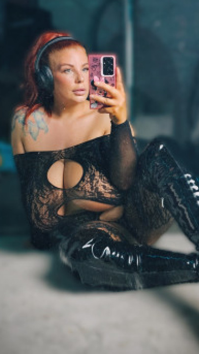 Jigglyjugs:Teasing pole dance