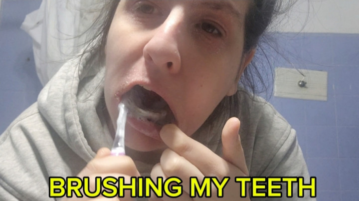 abigaillatina:Brushing my messy morning teeth after eating