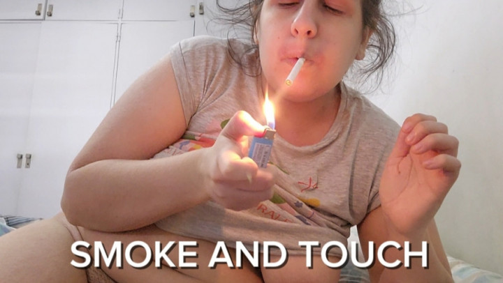 abigaillatina:Smoking and Touching My Hairy Pussy