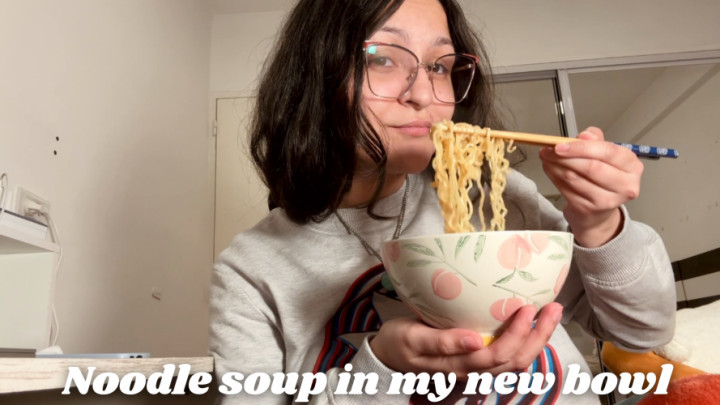 Lizzsweet6:Noodle soup in my new bowl