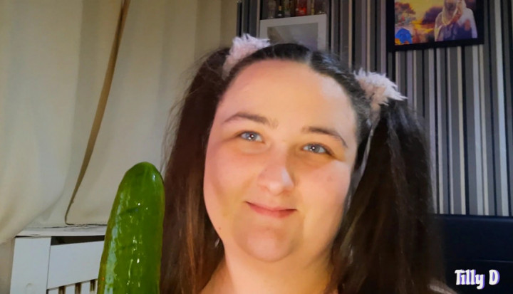 TillyD:Fucking My Fat Pussy With A Cucumber