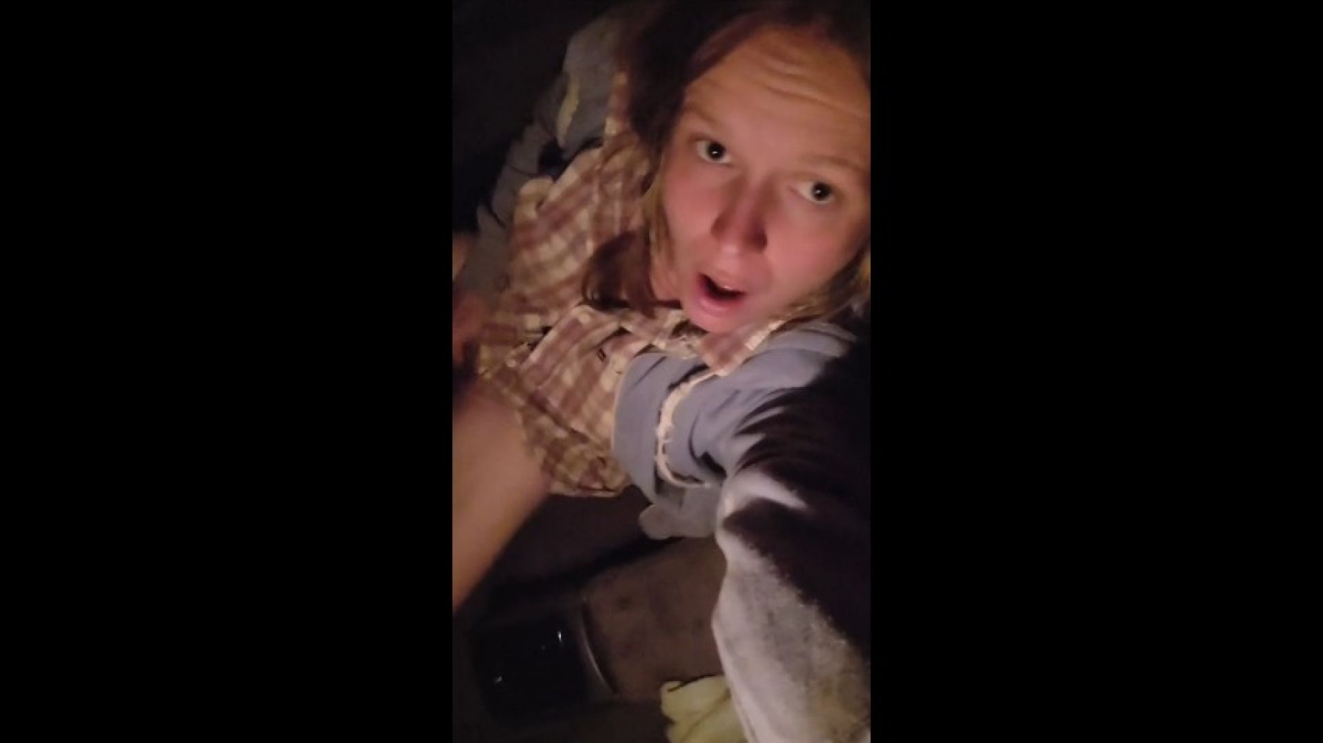 FrankieQuinn:Horny girl in car has the best squirting orgasms