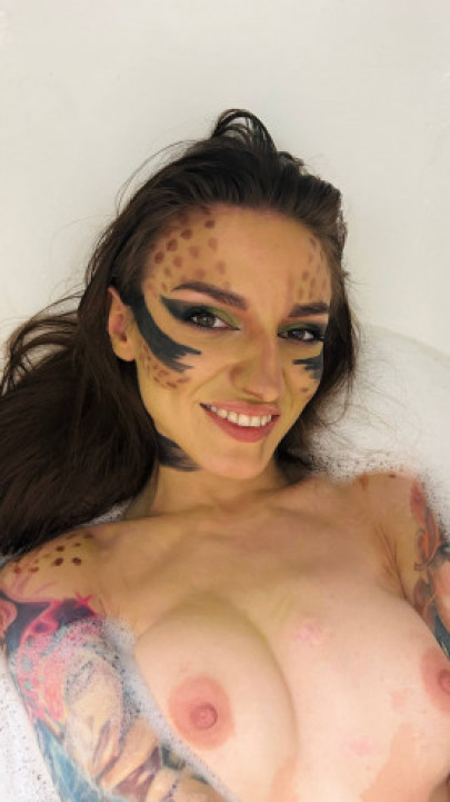 NikkaGamer:Lae'zel is chilling in bathtub