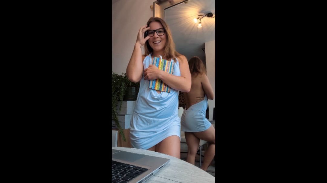 storyofsarah:Sexy assistant interrupts you while working to give you head