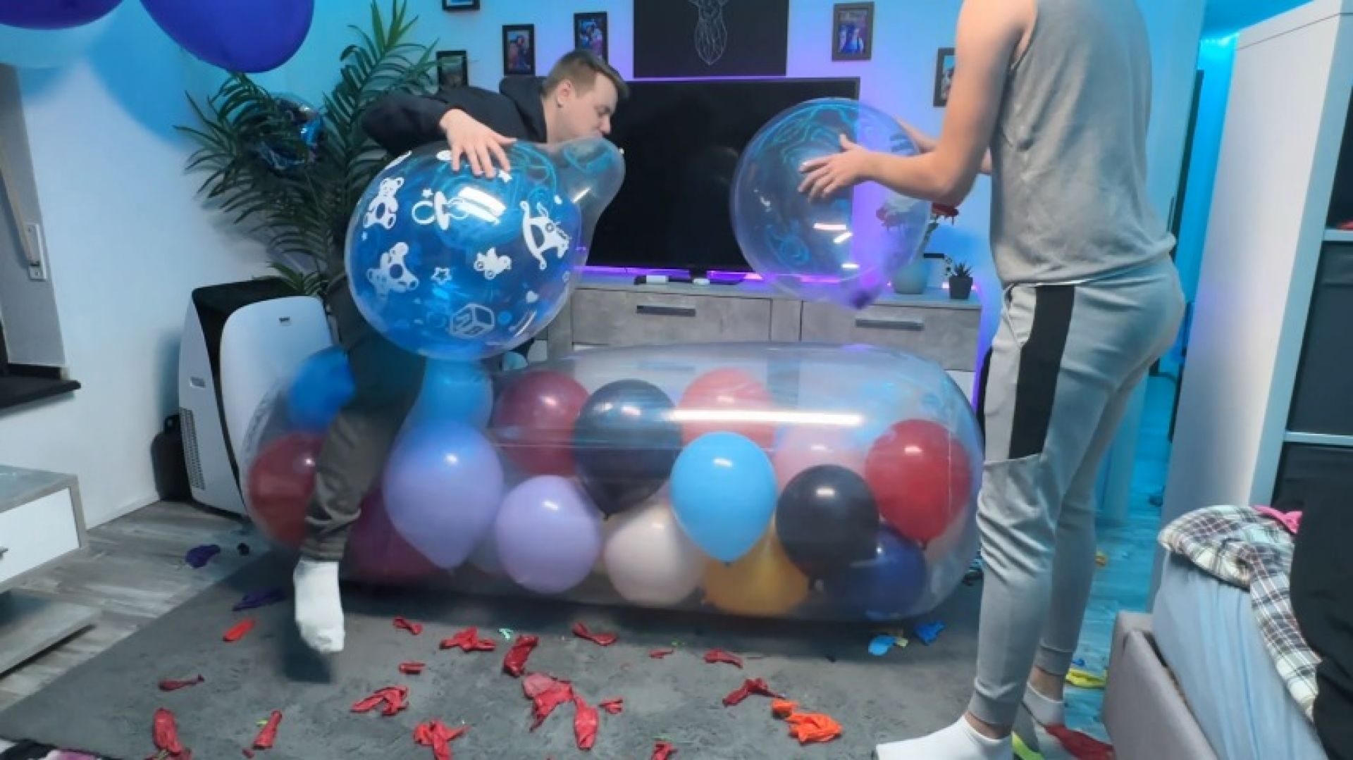 DeussenLukas - Inflatable Roll full with Balloons - ManyVids