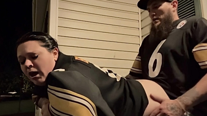 ChelseaCheeks69:Risky Steelers Couple Fuck Outdoors