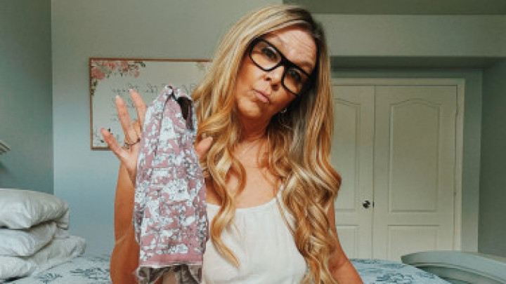 SpunSugar69:Sniff and fuck step-mommy