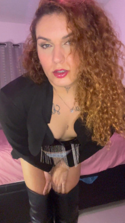 BettyTaylor23:Smoking Seduction in Black