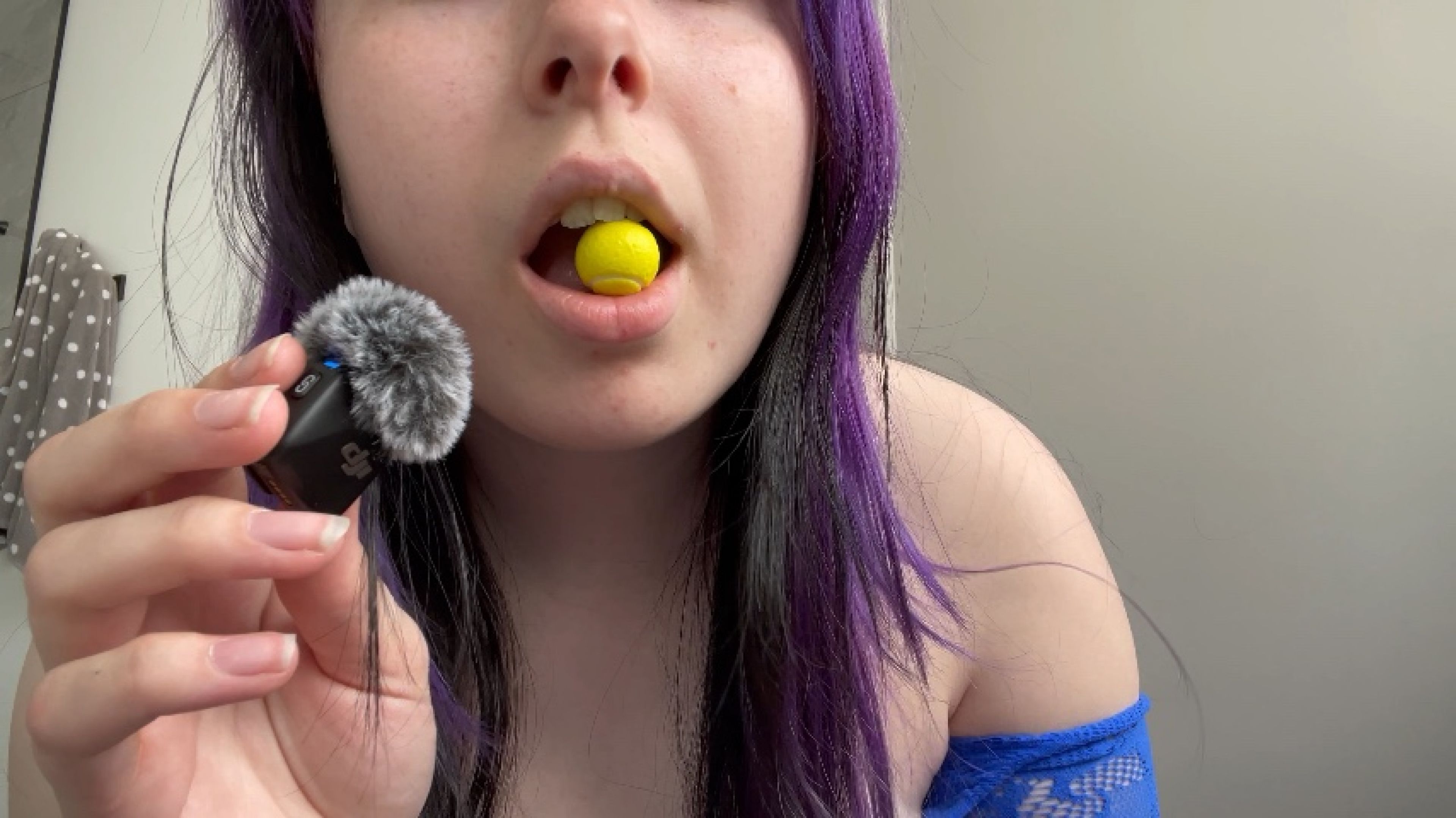 Ravensugar:Gum, chewing an eye contact