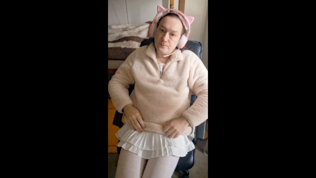 Bunny without pantie:in a chair in a white skirt and blouse