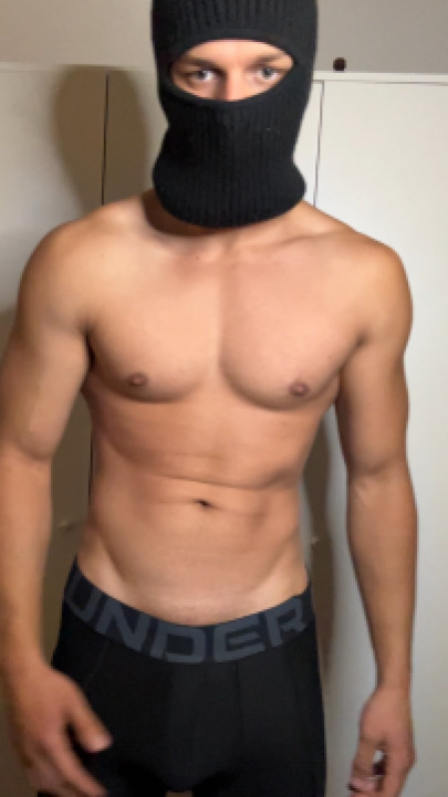 muscletwunk:Fit Guy teases in tight gym leggings