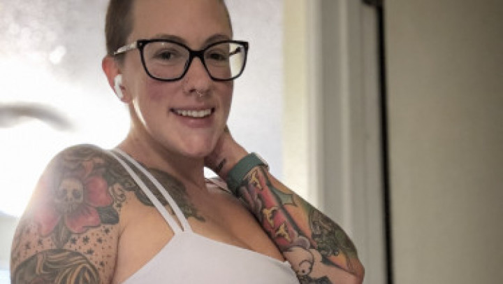 LolaMaverick:HOTWIFE MILF Lola cleans kitchen fully nude