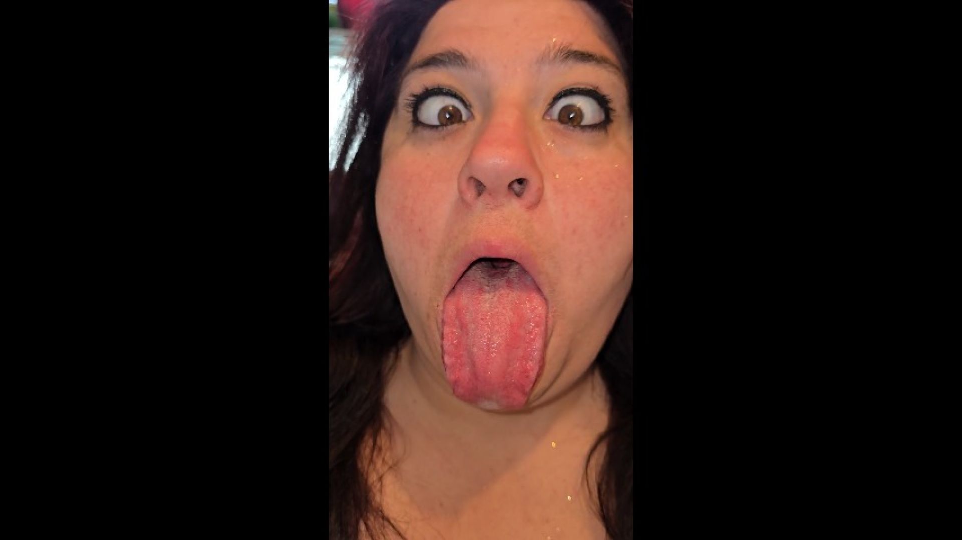 Tonguegirl90:look at that tongue
