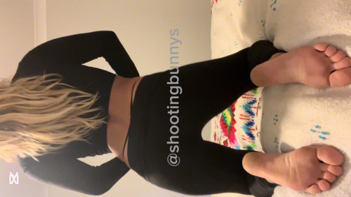 shootingbunnys:Gassy Goddess in Leggings: Raw Rips Right Through the Fabric