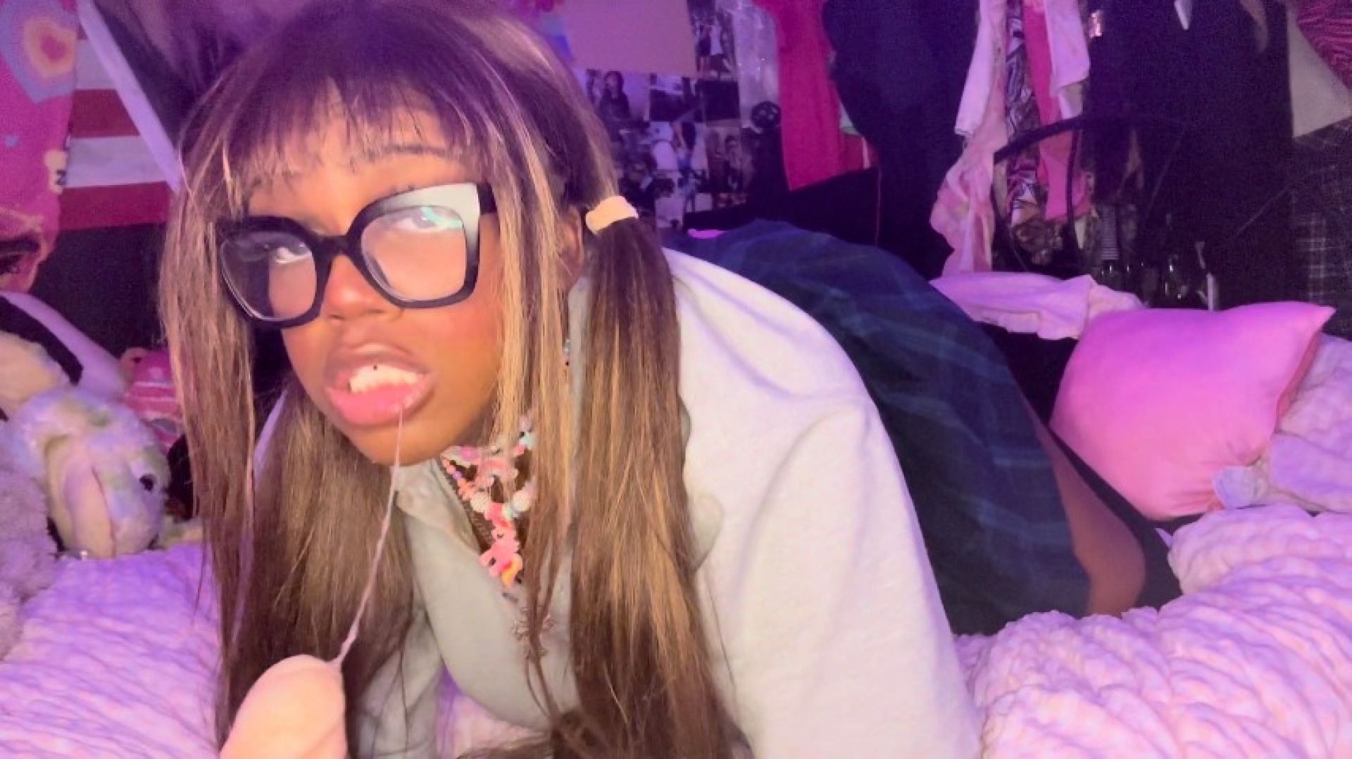 goldmoufprincess:Fucking myself in my school uniform