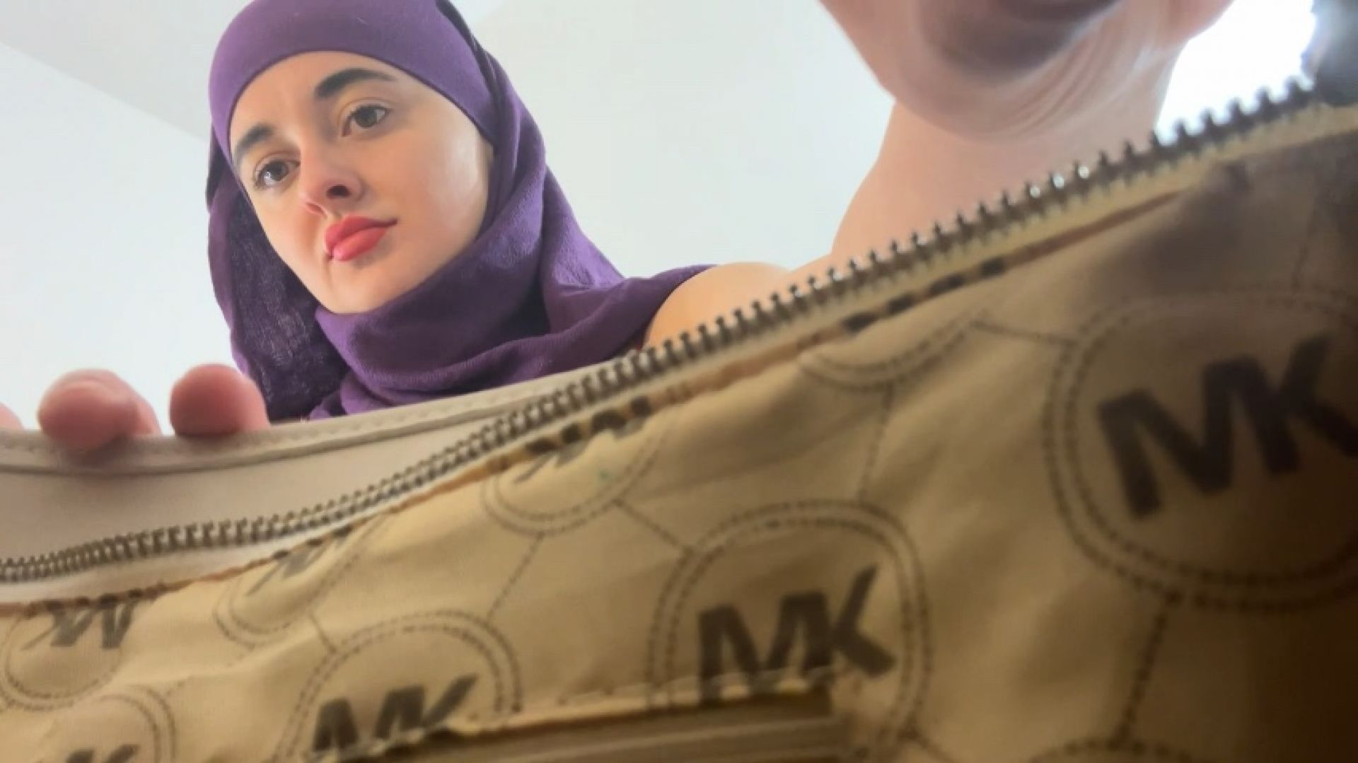 Naseeraa:Giantess s Tiny Purse Toy