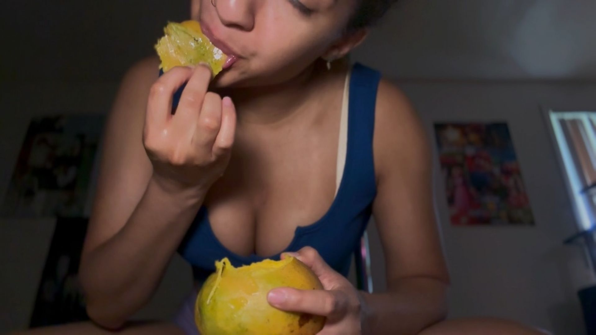 SupremeVero:Messy mango mukbang