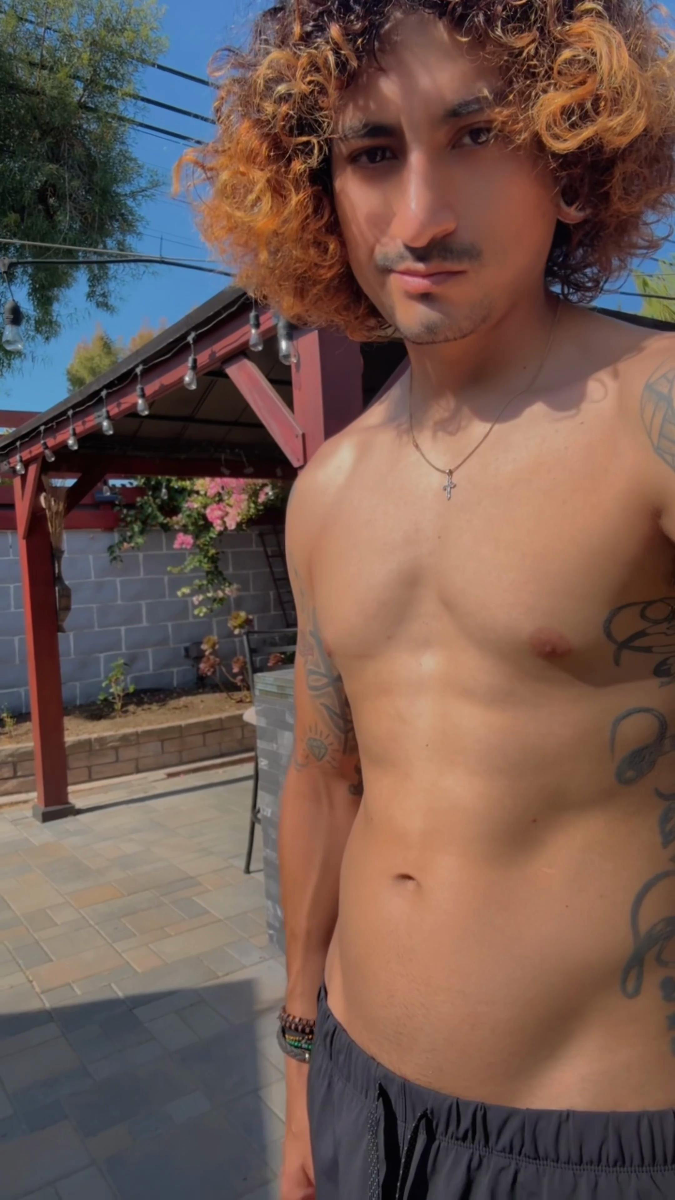 spanishpapi333:Outside enjoying the sun
