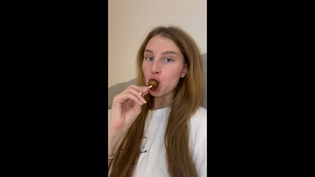 EverlyJanee:Suck a big lollipop
