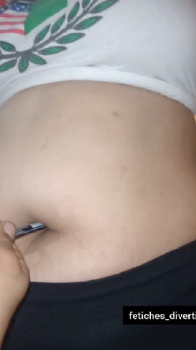 Fetichesdivertidos317:Eva bellybutton poke deeper and deeper