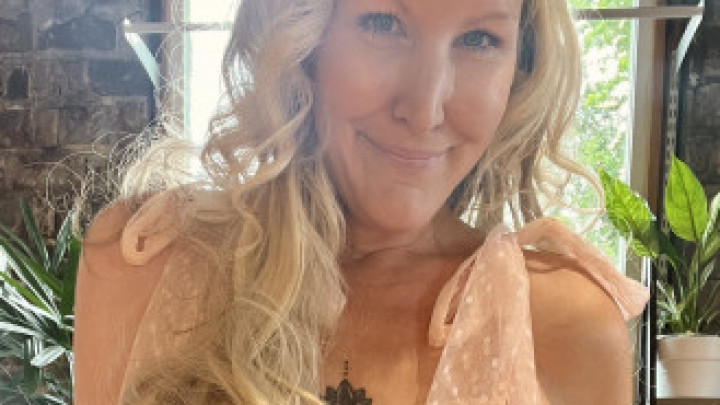 HippyHarlow:Unpeeling outta this pretty pink dress