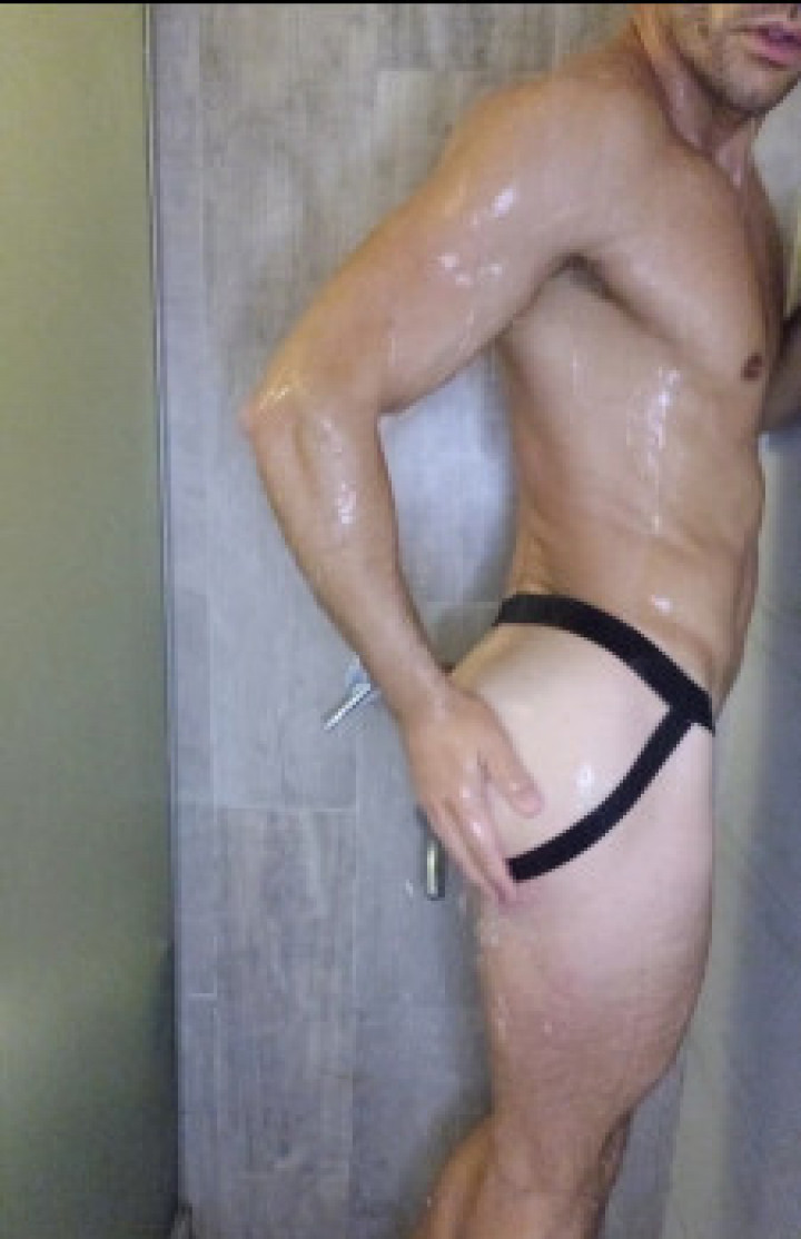 Bottomsissyboy:Keep spying on me a little longer while I shower