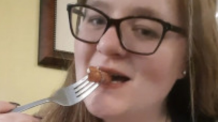 PrincessJenniLeigh:Eating for you in public