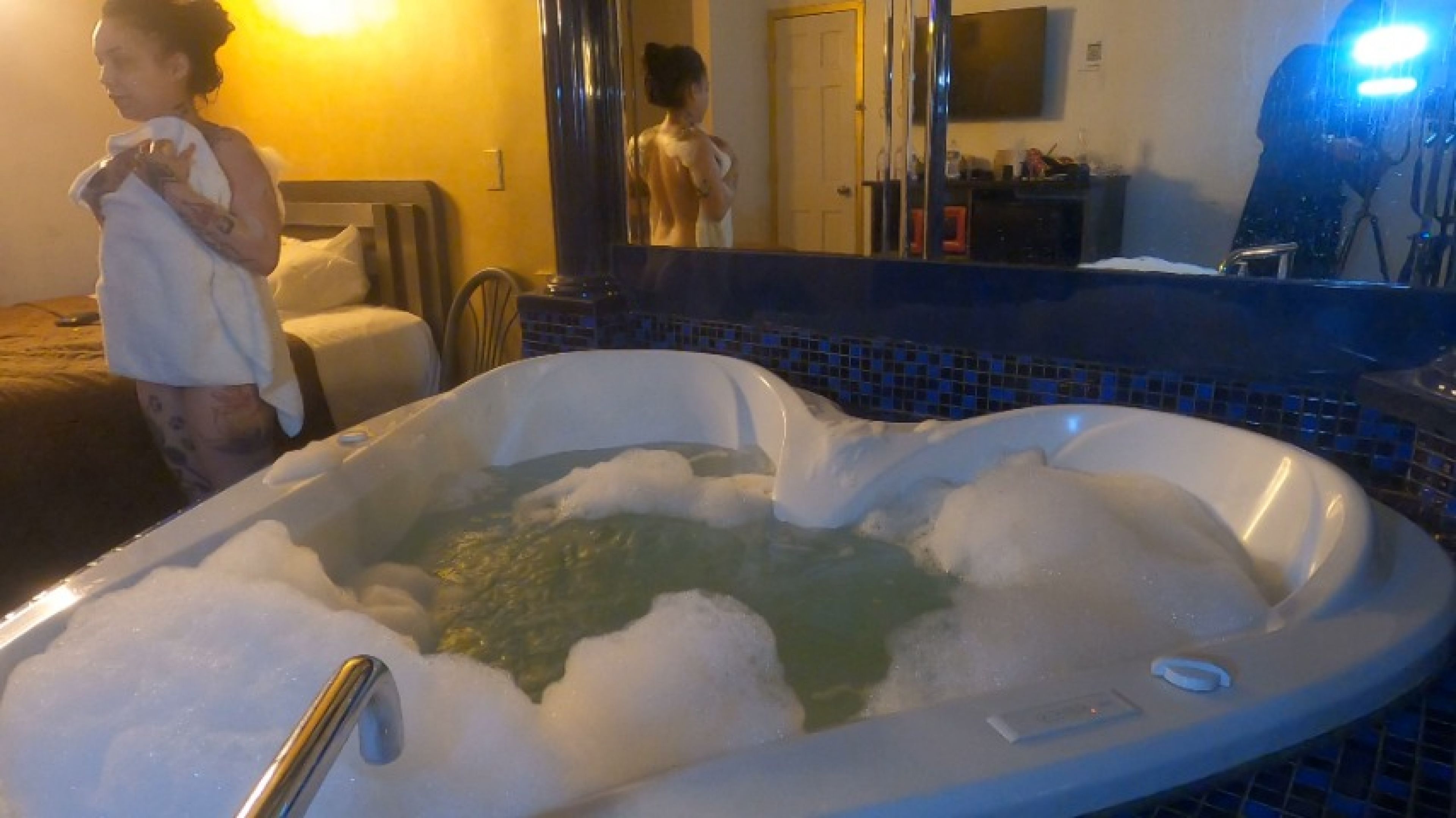 Brooklynxxxlove:PLAYING WITH BUBBLES IN JACUZZI