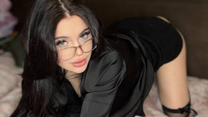 MikaelaReis:Latex suit, and nothing underneath. My pussy is excited