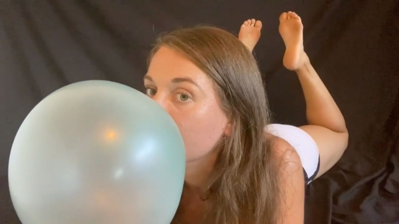 ASMRURSTAR:Blowing Blue Bubblegum in the pose - Big Bubbles