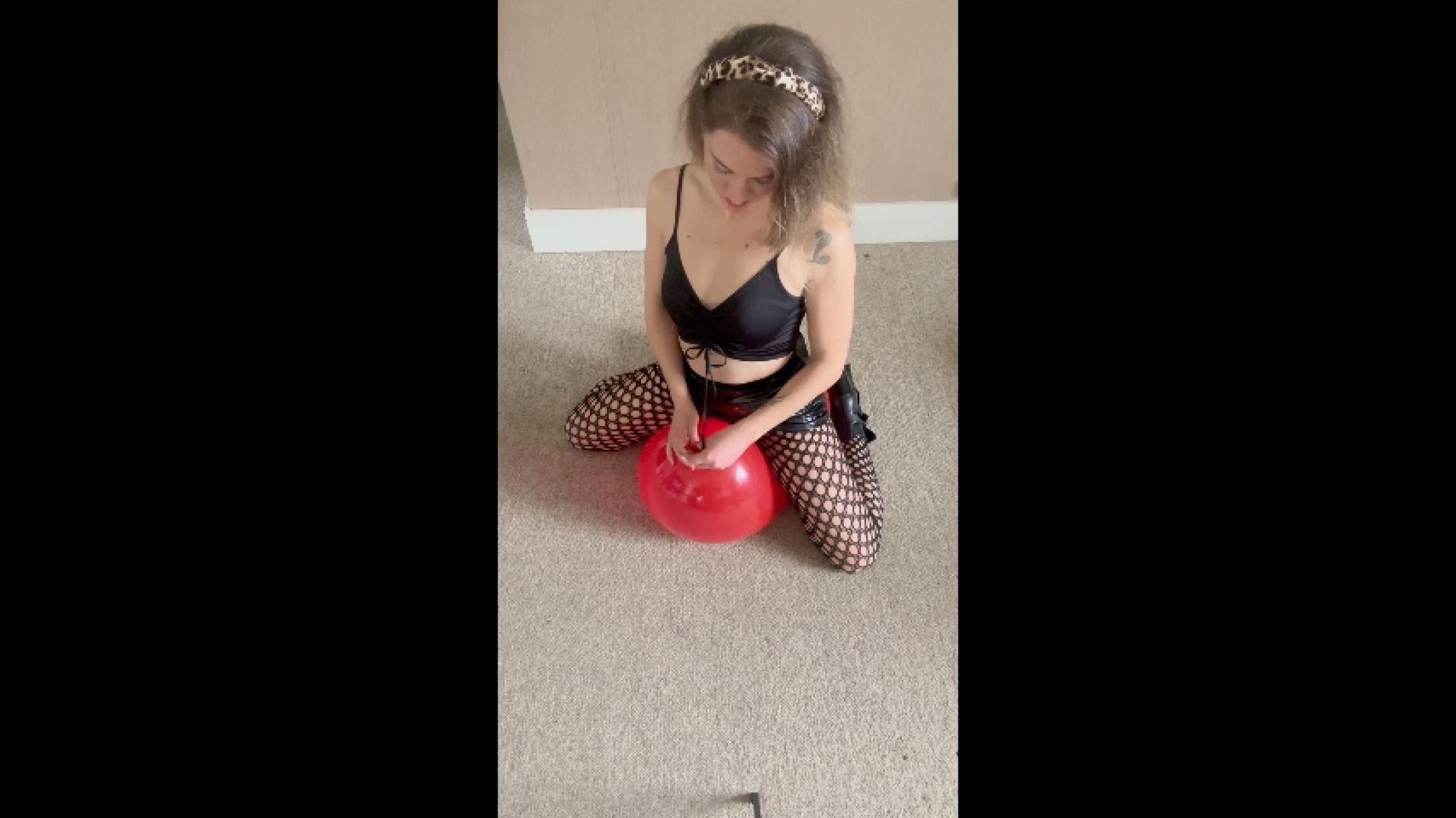 ASMRURSTAR:Ripped Stockings, Booty Tease &amp;amp; Balloon Fun