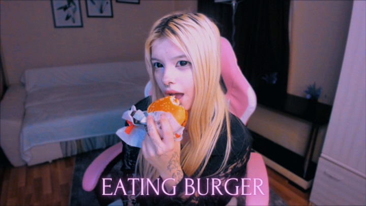 CuddlyKittenn:POV: you bring Goth baddie to burger place on first date