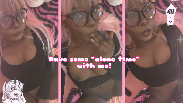 MinnieBunnii:fingering my wet pussy till I squirt all over my bed TWICE