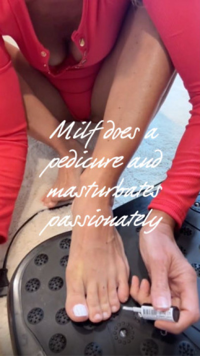 NataliaBauer:Milf does a pedicure and masturbates passionately