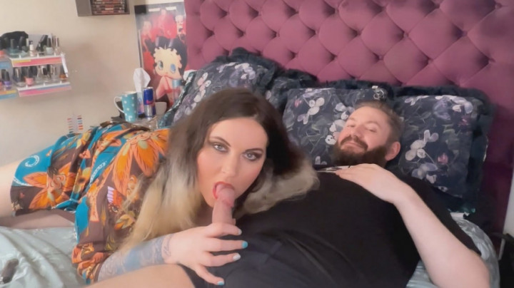 MrandMissFFW:She wakes up FB to get her fix of cock