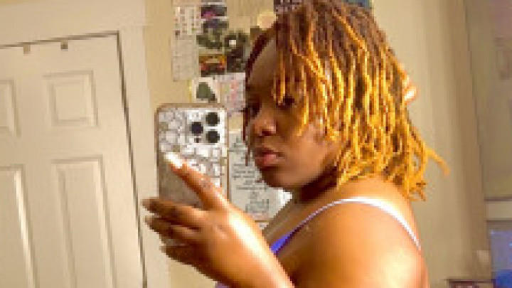 Chocolatebrat:Ebony goddess plays with her pussy until she cums