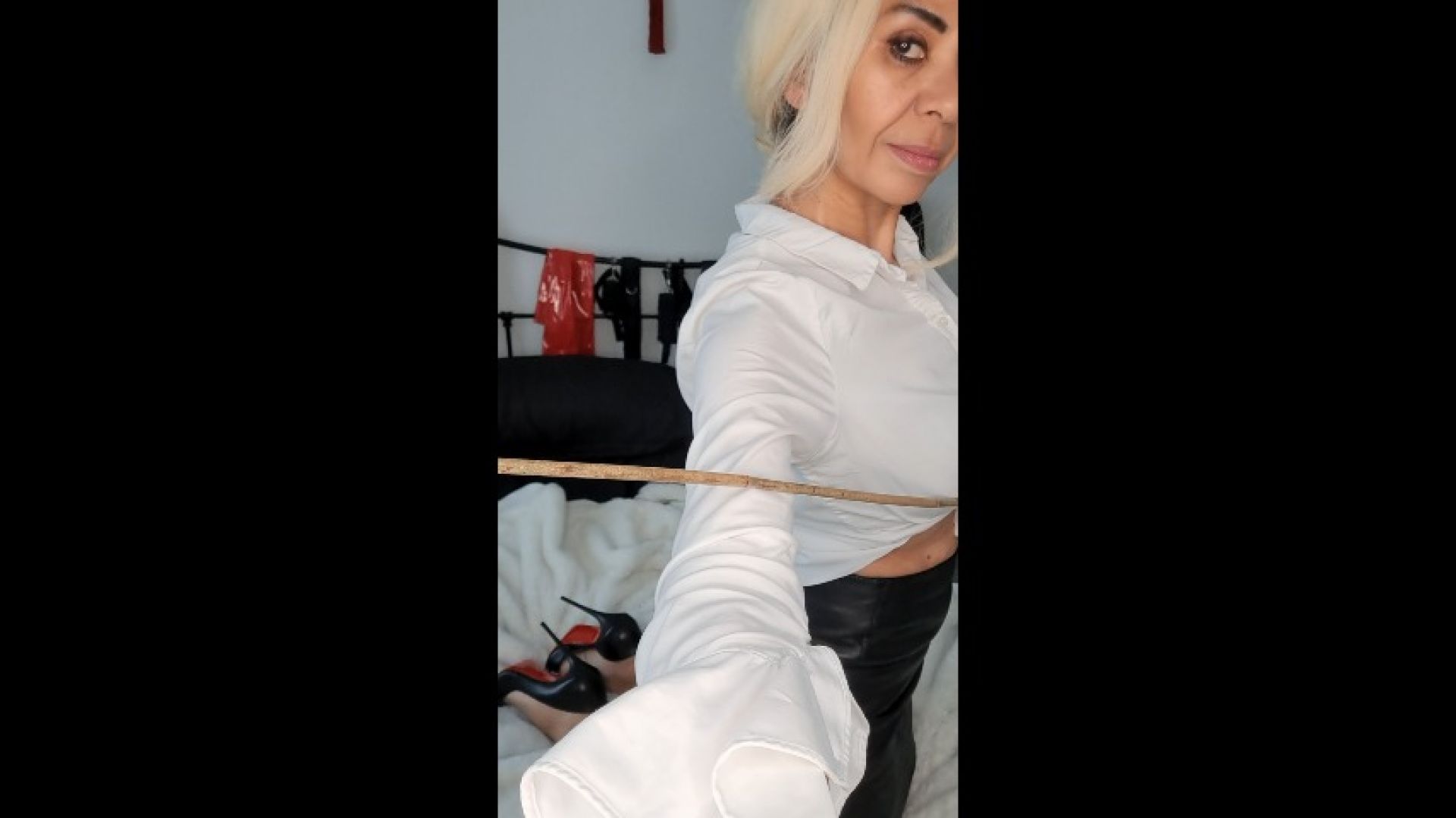 MissAbbiAmore:Strict and seductive Domme
