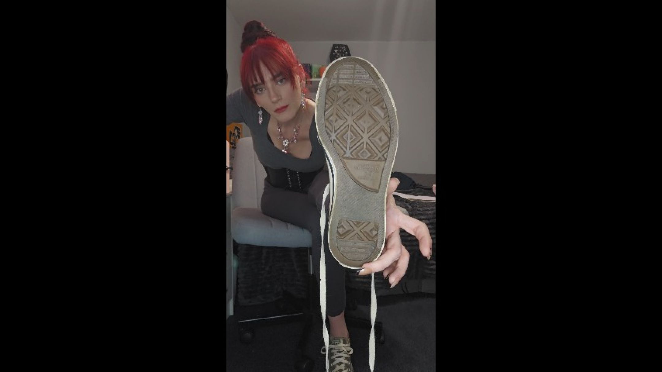 Misbehavedxoxo:Clean my dirty shoes and stinky sweaty feet with your tongue