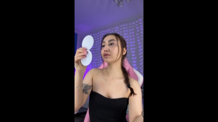 ChloeMorrin:Makeup before streaming