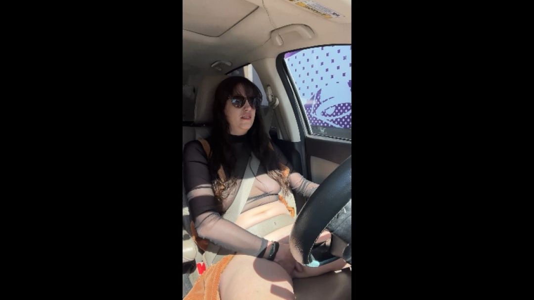 Kaceymorghulis:Playing with my taco at Taco Bell