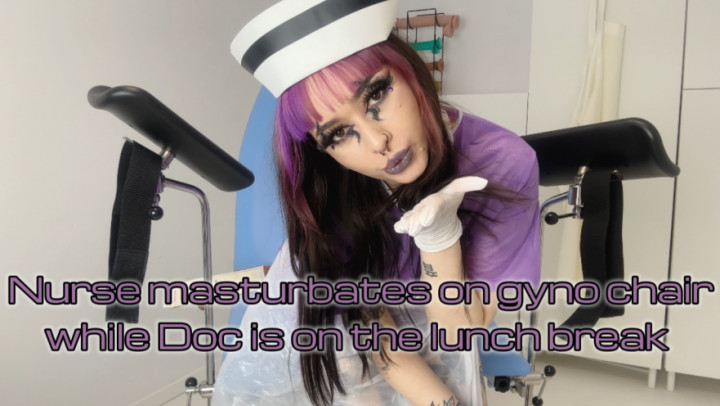 Lunastazja KeiyHart:Naughty nurse masturbates on gyno chair