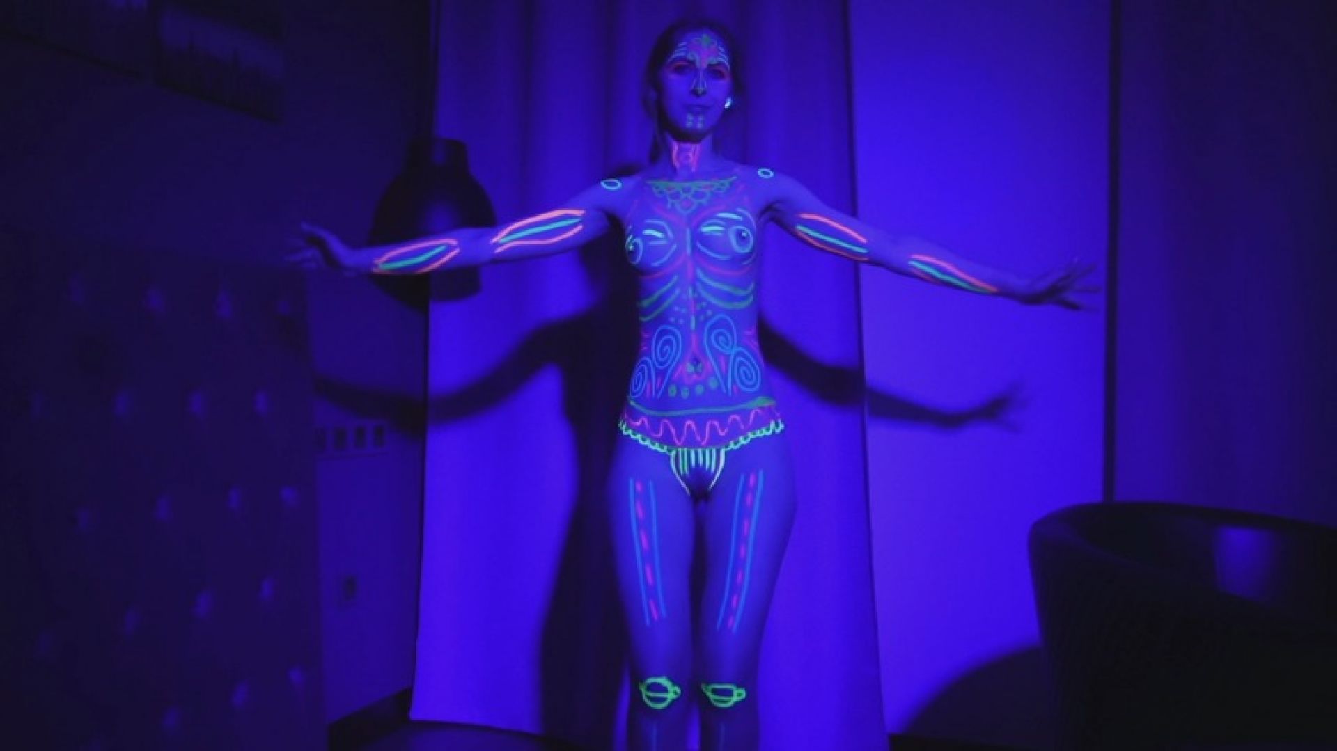 NikkiGia:I dance naked painted with UV paints